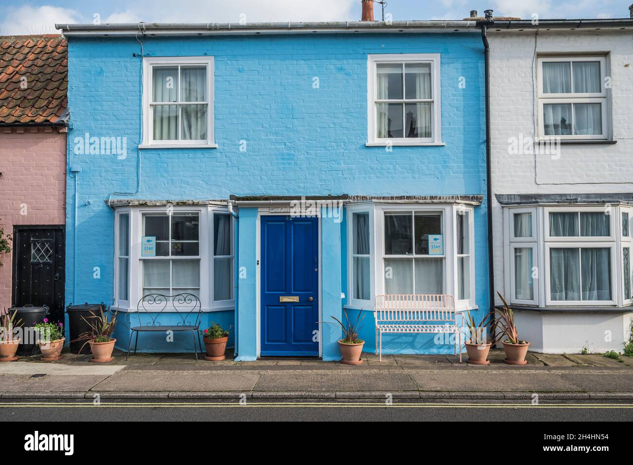 Des scènes de rue agréables sur la côte d'Aldeburgh, classée au patrimoine du Suffolk, sont notées pour ses bâtiments médiévaux et comme la ville que le temps a oublié Banque D'Images