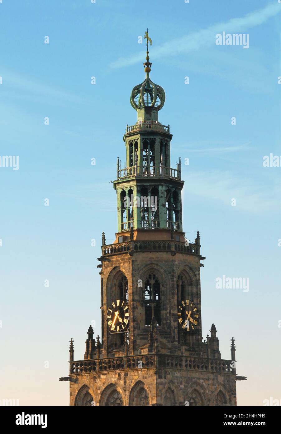 Le sommet de la tour Martini à Groningen, aux pays-Bas.Ciel bleu avec quelques nuages de lumière. Banque D'Images