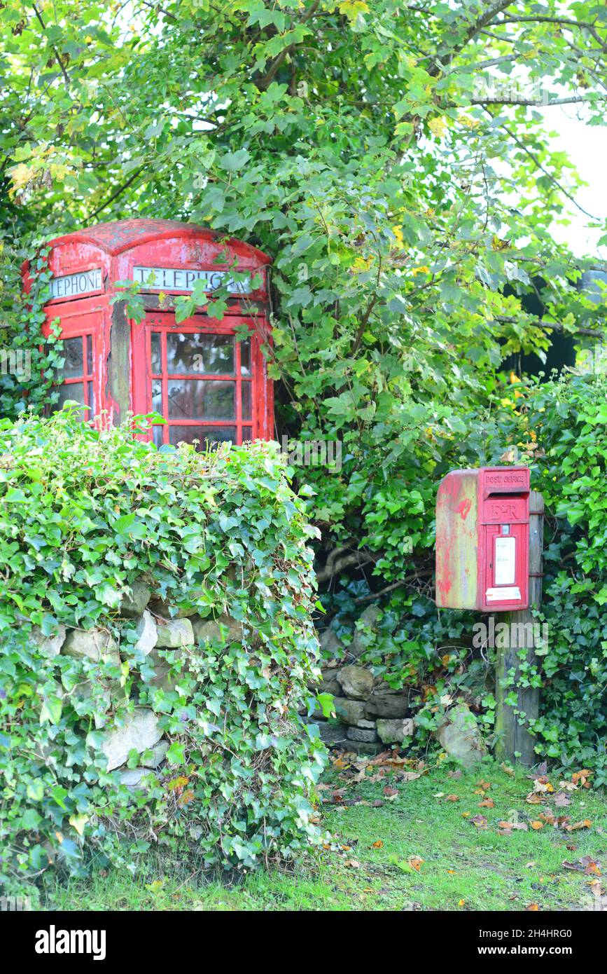 Overgrognvintage téléphone box et boîte postale dans le village de Rievaulx North yorkshire moors royaume-uni Banque D'Images