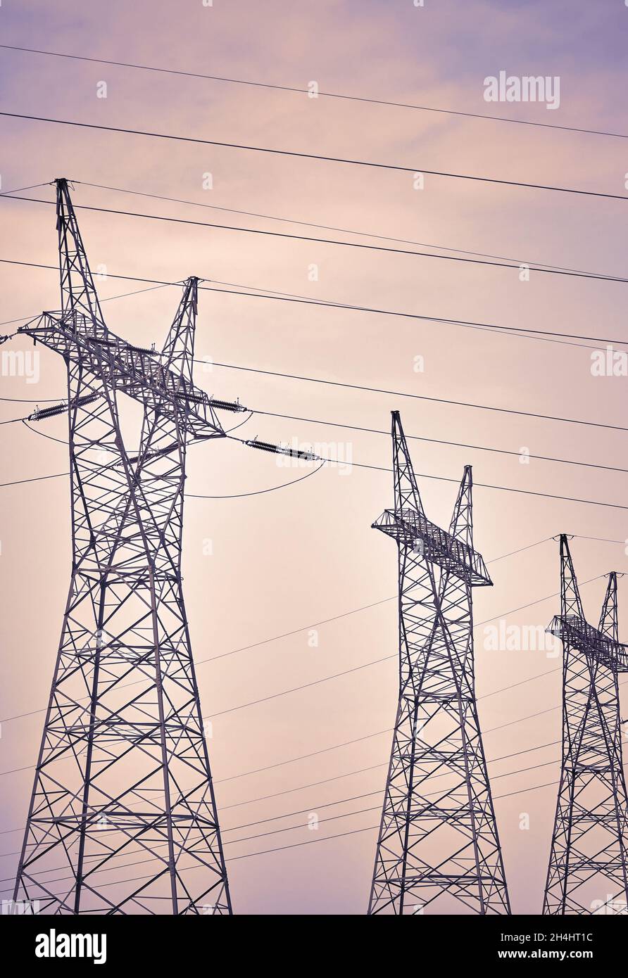 Vue des tours de transmission haute tension contre le ciel, couleur appliquée. Banque D'Images