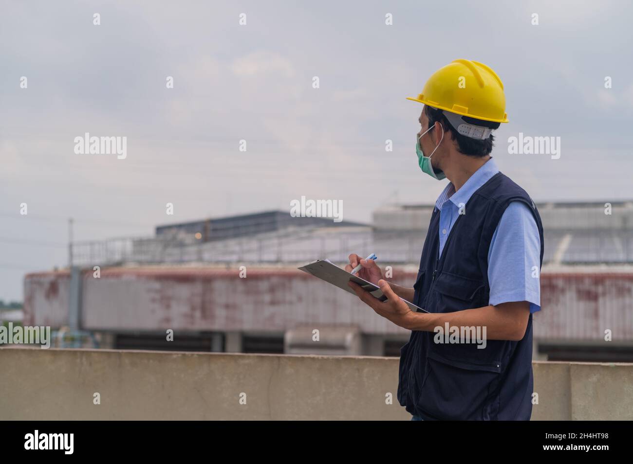 Les ingénieurs prennent note des inspections des usines industrielles. Banque D'Images