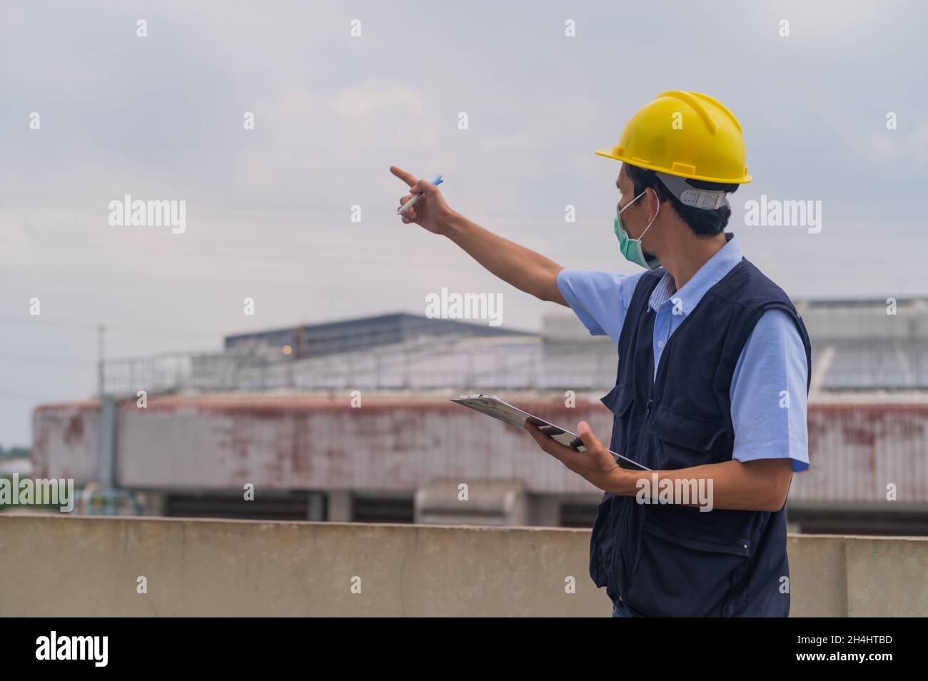 Les ingénieurs prennent note des inspections des usines industrielles. Banque D'Images