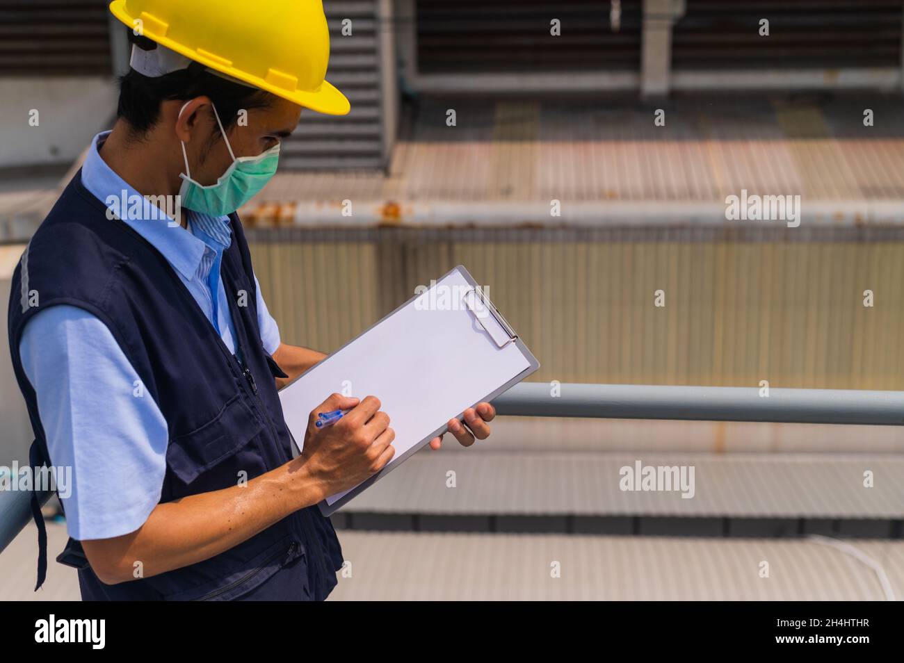 Les ingénieurs prennent note des inspections des usines industrielles. Banque D'Images