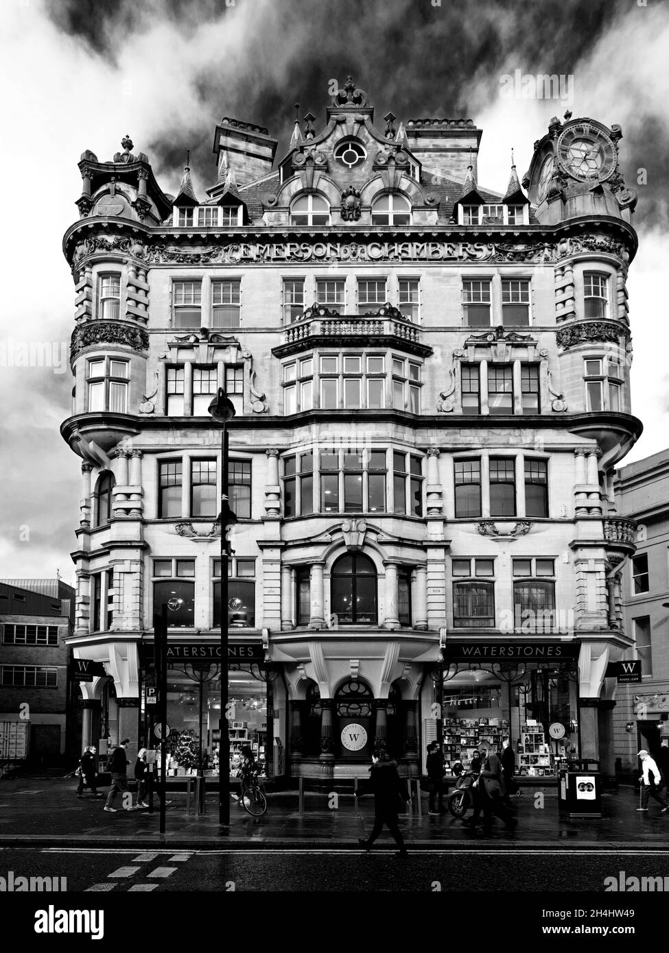 Emerson Chambers et Waterstones infrarouge mono style sur Blackett St Newcastle upon Tyne Banque D'Images