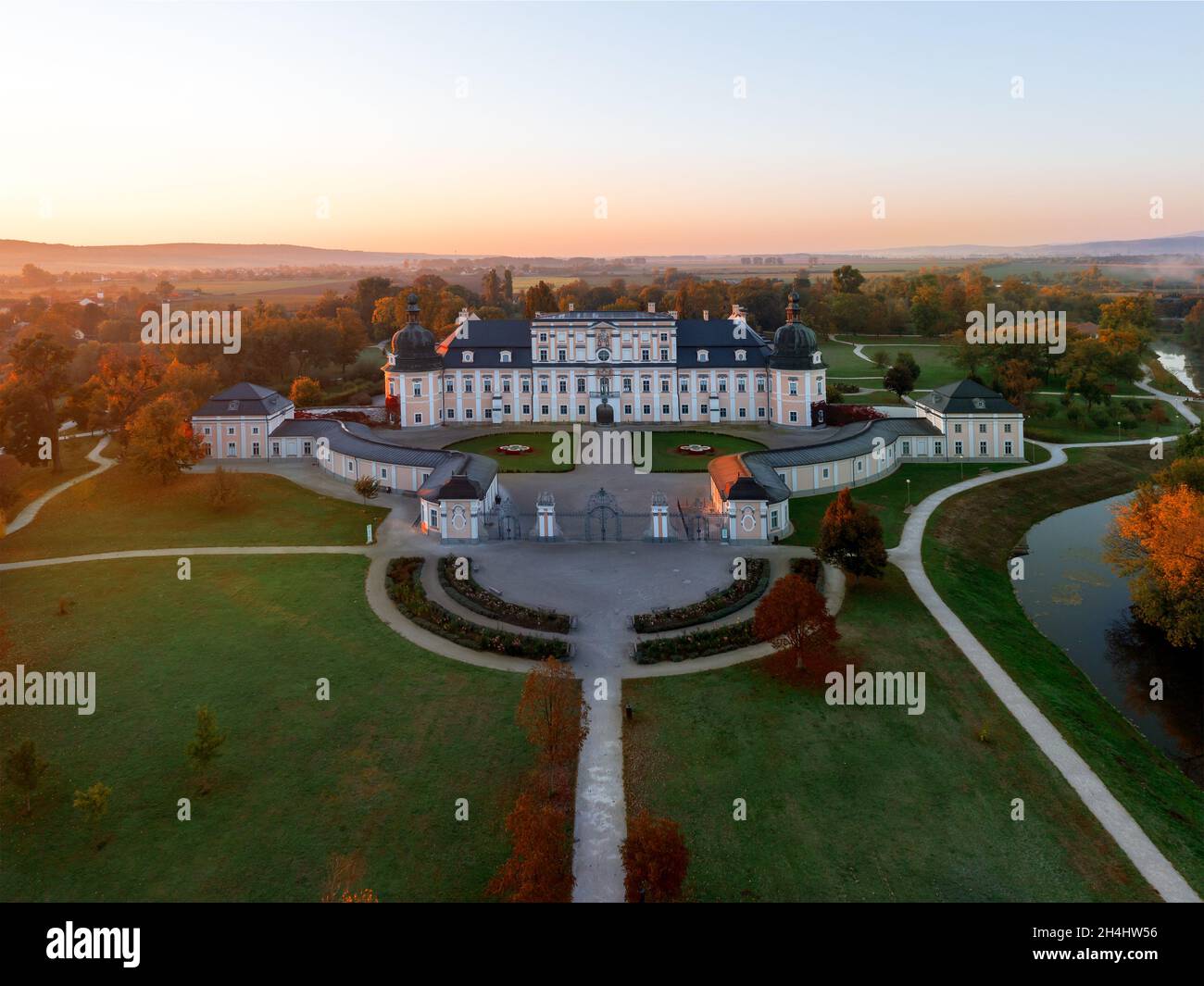 Splendide palais ancien dans la ville d'Edeleny, au nord de la Hongrie.Le nom est Edeleny Palace Island dont le nom hongrois est Edelényi katélysziget.L'autre nom est Banque D'Images