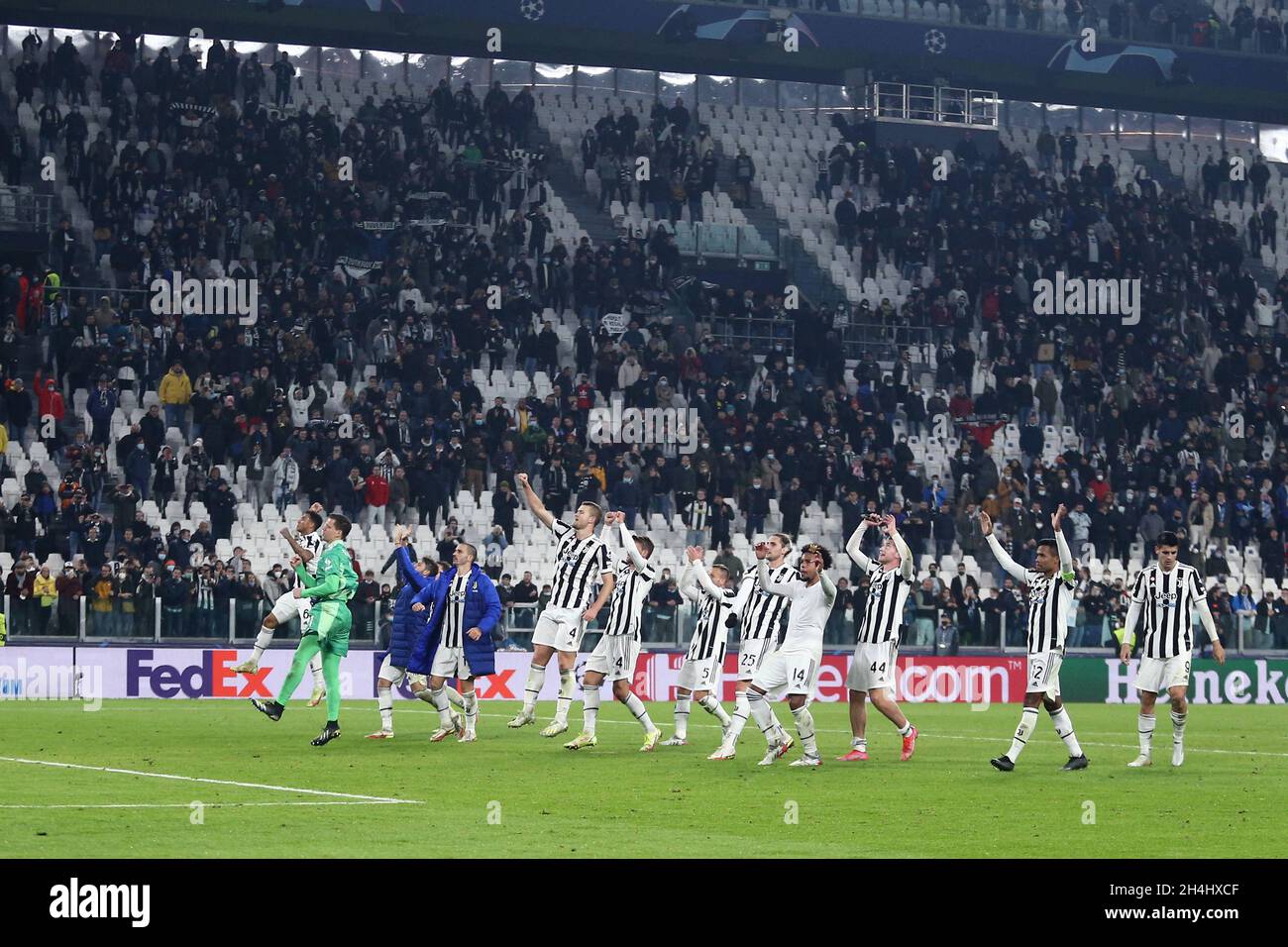 Les joueurs du Juventus FC fêtent après avoir remporté le match H de l'UEFA Champions League entre le Juventus FC et le Zenit Saint-Pétersbourg au stade Allianz le 02 novembre 2021 Turin, Italie . Banque D'Images