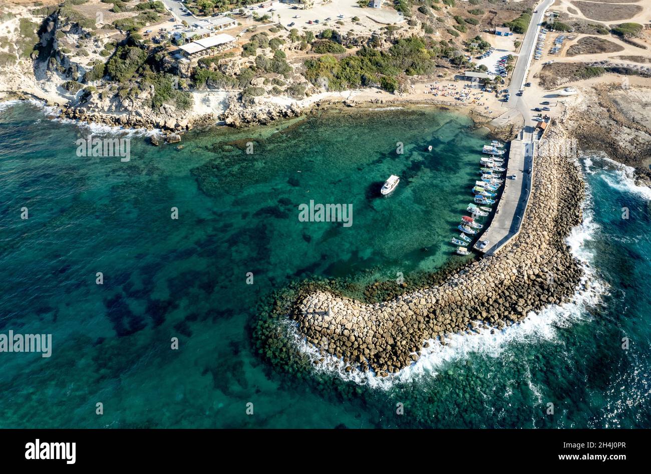 Vue aérienne sur les bateaux de pêche amarrés au port. Amarrés au brise-lames. Banque D'Images
