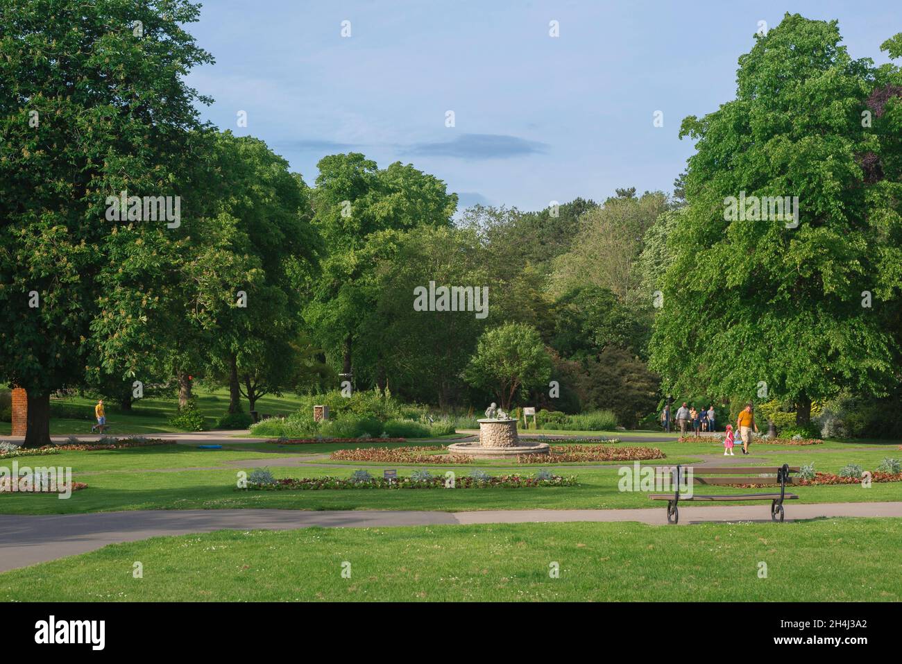 Valley Gardens Harrogate, vue en été de la fontaine Cherub dans Valley Gardens, Harrogate, North Yorkshire, Angleterre, Royaume-Uni Banque D'Images