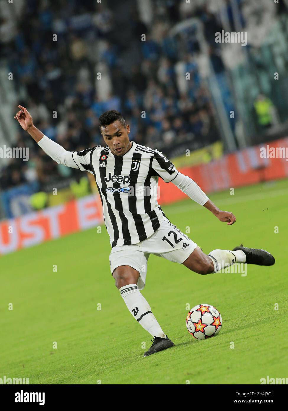 Allianz Stadium, Turin, Italie, 02 novembre 2021,Alex Sandro (Juventus FC) sur le point de tirer le ballon pendant Juventus FC vs Zenit Saint-Pétersbourg - UEF Banque D'Images