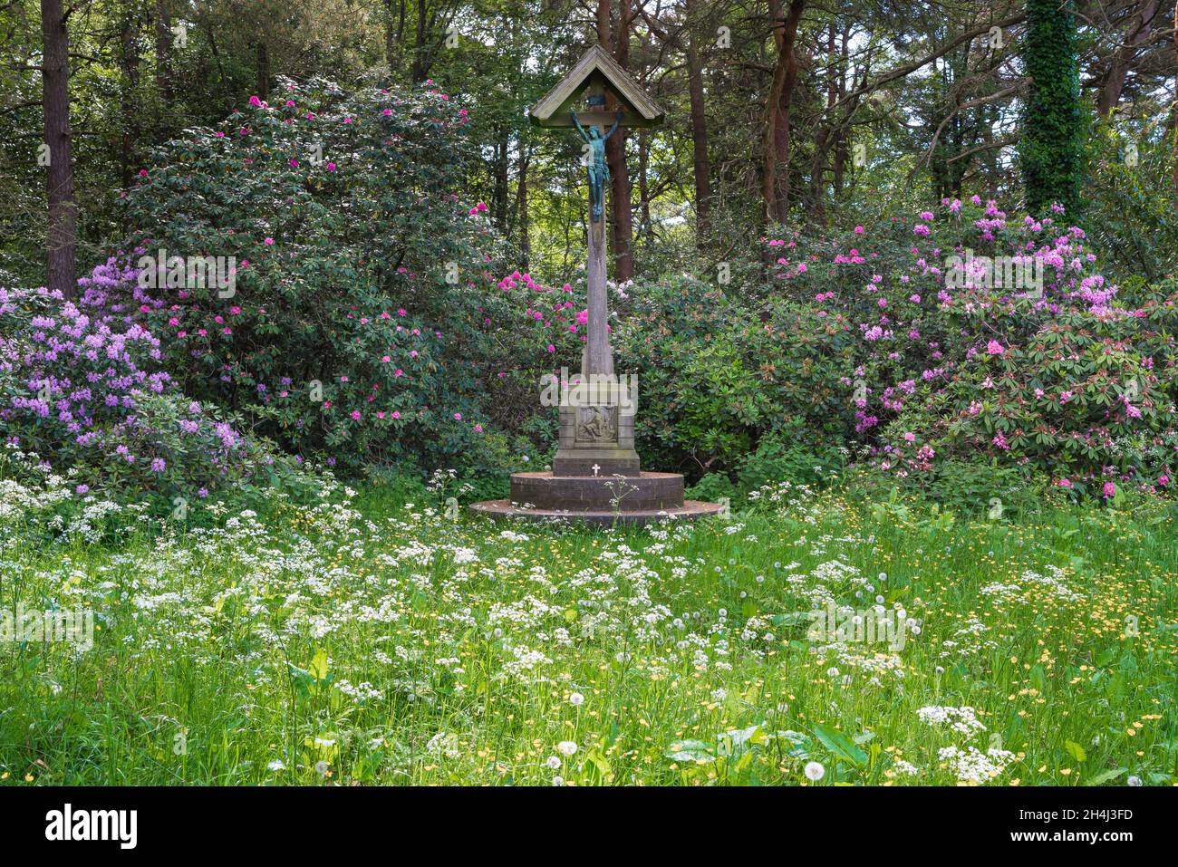 Crucifix, vue en été du War Memorial situé dans la prairie de fleurs sauvages dans les jardins de la vallée de Harrogate, North Yorkshire, Angleterre, Royaume-Uni Banque D'Images