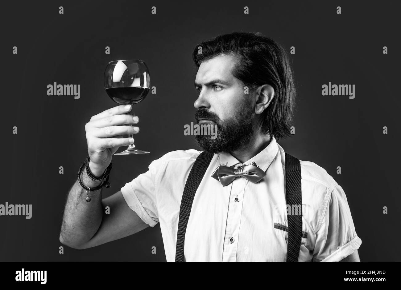 un bel hipster avec moustache et barbe en buvant du vin, bar Banque D'Images