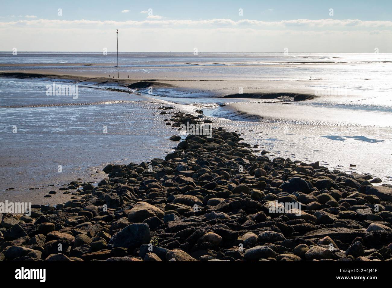 La mer des Wadden sur la mer du Nord avec des fortifications en pierre, des allées et des points de mesure et une vue jusqu'à l'horizon Banque D'Images