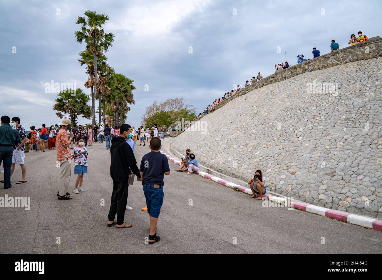 Phuket, Thaïlande - 12 avril 2021, l'environnement de la population autour DE LAEM PHROM THEP ou PHROM THEP CAP dans Songkran week-end de vacances, le célèbre v Banque D'Images