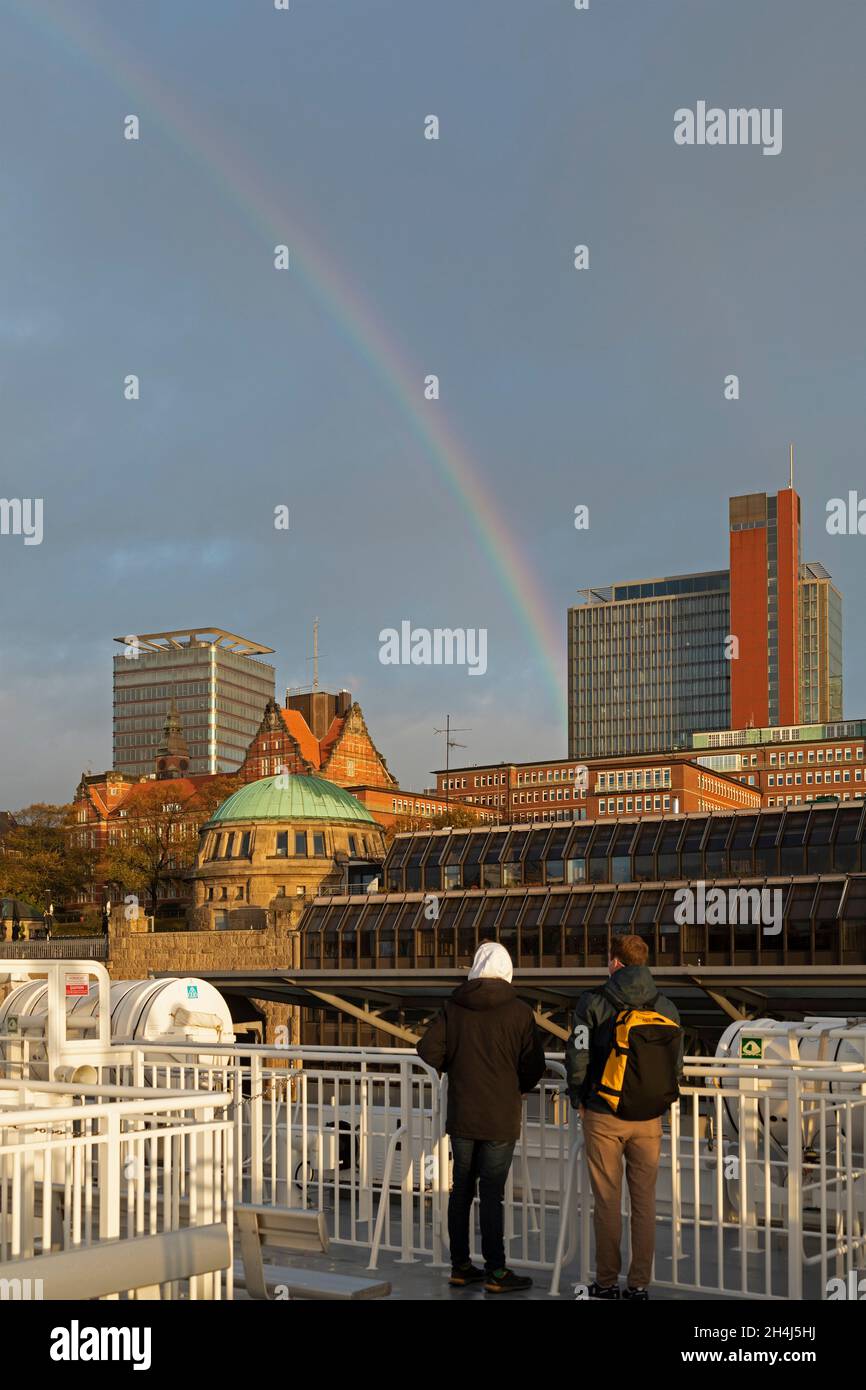 Rainbow au-dessus de Landungsbrücken, Hambourg, Allemagne Banque D'Images