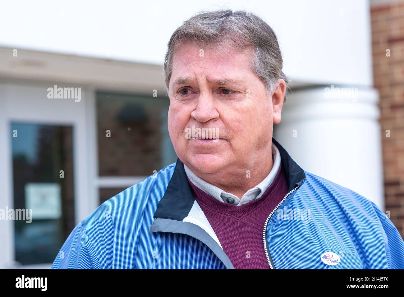 Buckingham, États-Unis.02 novembre 2021.Jim Doyle, 69 ans, de Buckingham, parle des questions qui le préoccupent des médias après avoir voté au bureau de vote le mardi 02 novembre 2021 à la Central Bucks East High School de Buckingham, en Pennsylvanie.( Credit: William Thomas Cain/Alamy Live News Banque D'Images