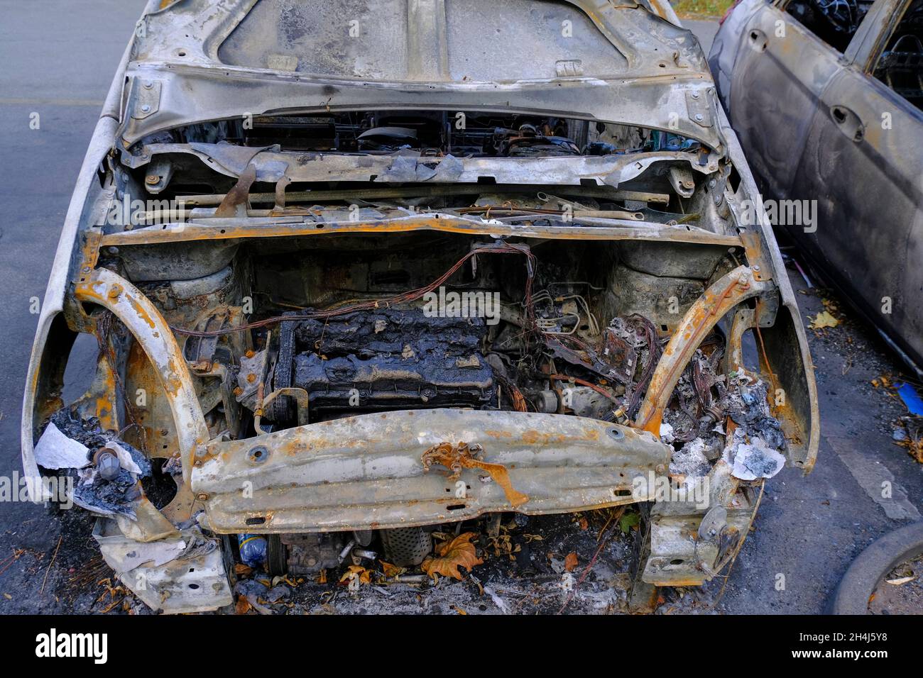ouvrez le capot d'une voiture vue rapprochée d'une voiture cassée brûlée.Explosion, incendie.Concept d'assurance automobile Banque D'Images