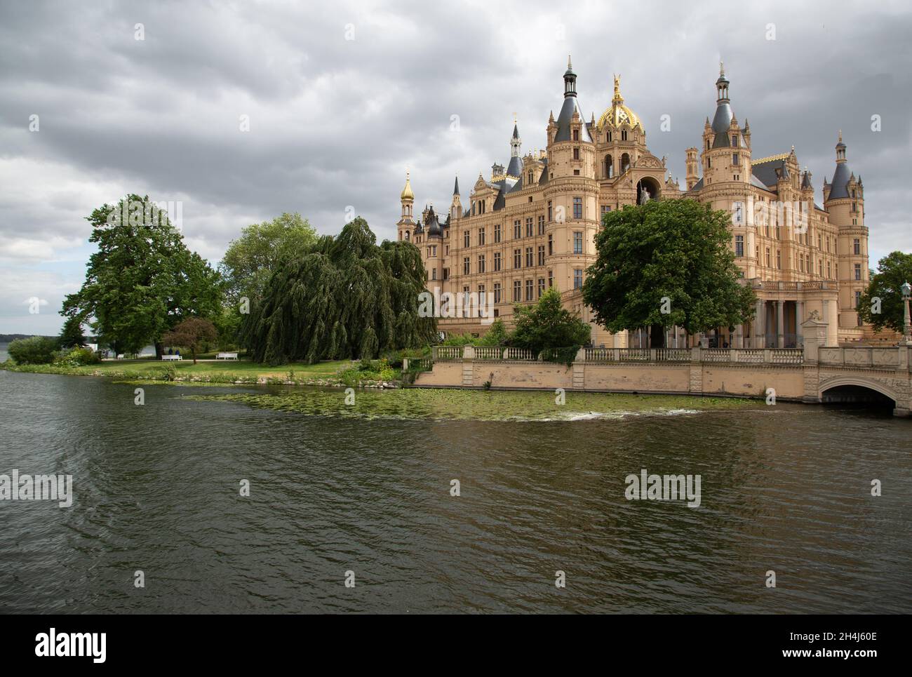 Palais de la ville de Schwerin avec pont de lac et parc Banque D'Images