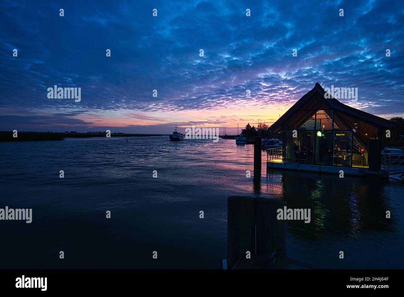 depuis le port de zingst, la vue de bodden avec un ciel brûlant avec la maison. nuages dynamiques dans la splendeur pleine couleur Banque D'Images