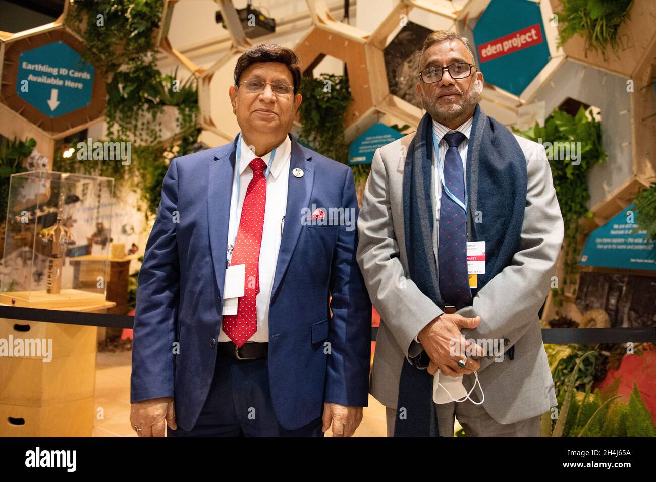 Glasgow, Écosse, Royaume-Uni.2 novembre 2021 EN PHOTO : (à gauche) MD Shahab Uddin MP, Ministre de l'environnement, des forêts et des changements climatiques; (à droite), Abul Kalam Abdul Mamen, Ministre des affaires étrangères de la République populaire du Bangladesh, République populaire du Bangladesh, vu à la COP26.Crédit : Colin Fisher Banque D'Images
