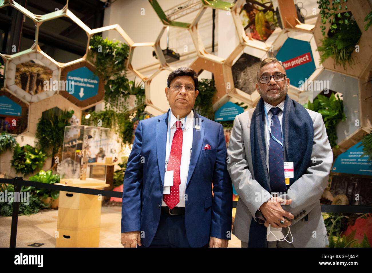 Glasgow, Écosse, Royaume-Uni.2 novembre 2021 EN PHOTO : (à gauche) MD Shahab Uddin MP, Ministre de l'environnement, des forêts et des changements climatiques; (à droite), Abul Kalam Abdul Mamen, Ministre des affaires étrangères de la République populaire du Bangladesh, République populaire du Bangladesh, vu à la COP26.Crédit : Colin Fisher Banque D'Images
