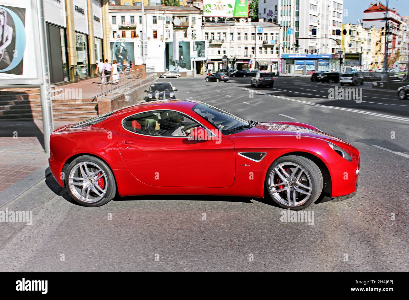 Kiev, Ukraine - 28 août 2011: Red Alfa Romeo 8C Competizione en mouvement.Voiture de luxe dans le centre-ville Banque D'Images