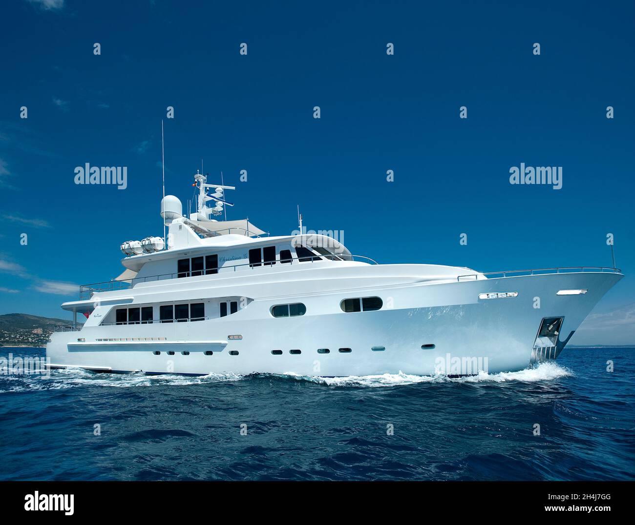 Yacht de luxe à moteur en méditerranée Banque D'Images