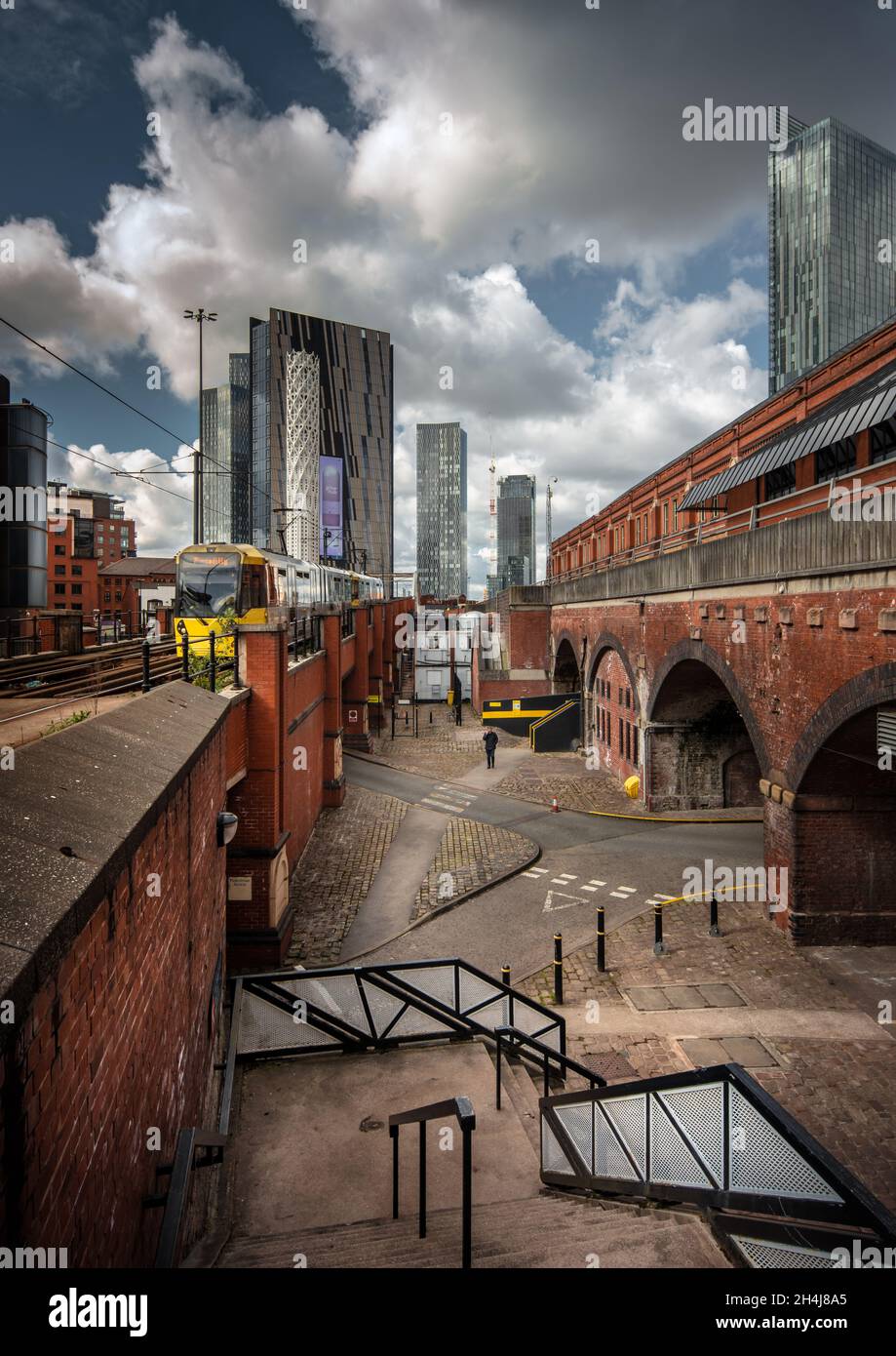 Scène de rue de Manchester contrastant l'architecture moderne avec son héritage victorien de construction et d'arches en briques rouges Banque D'Images