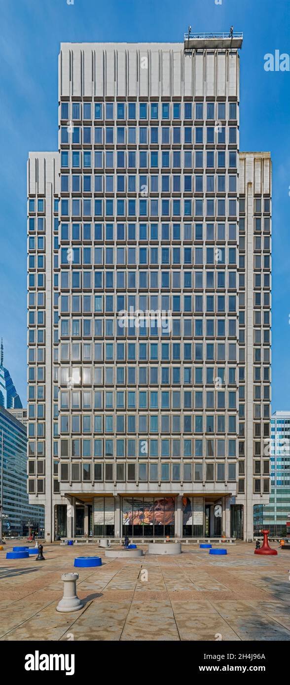 Le Municipal Services Building est situé sur une grande place, en face de l'hôtel de ville de Philadelphie, en face du John F Kennedy Boulevard. Banque D'Images