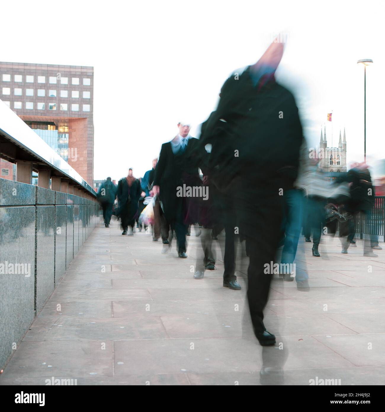 Flou commercial.Vue abstraite créative du trafic piétonnier traversant le London Bridge pendant les heures de pointe matinales. Banque D'Images