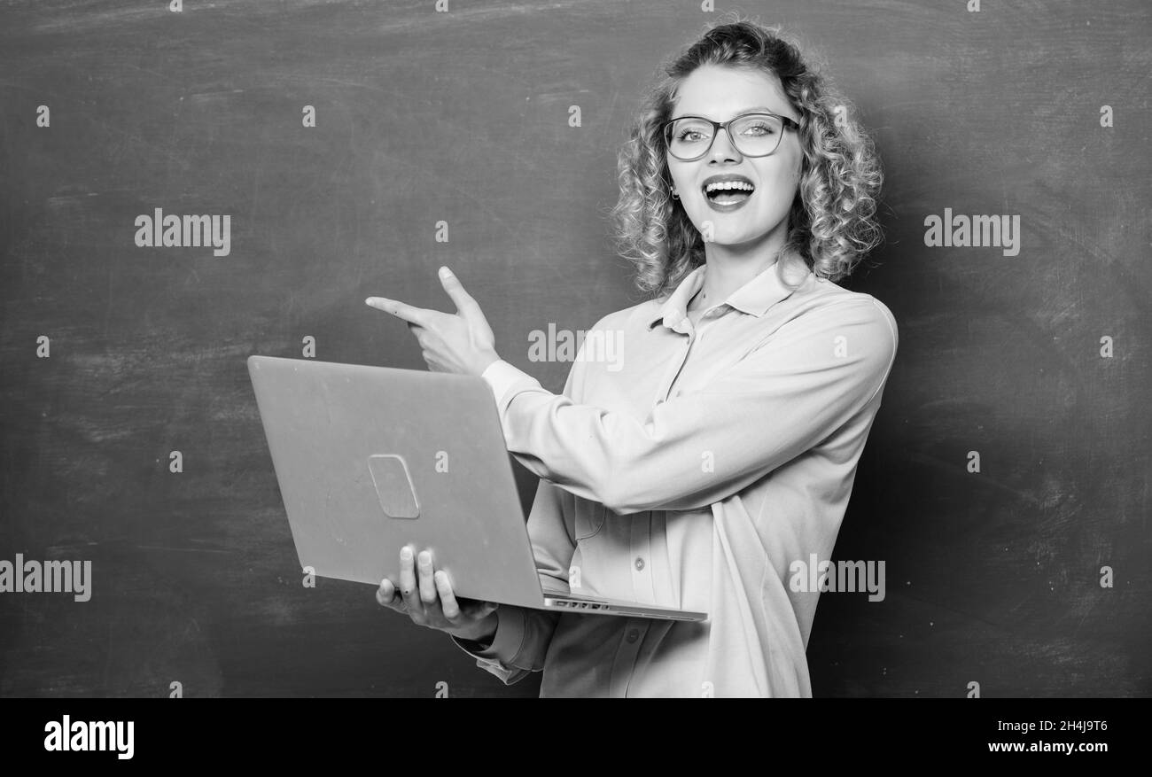 Travail à distance.Informatique et programmation.Concept de scolarisation en ligne.Femme PC portable surfer sur Internet.Tableau de surveillance des informations de recherche du carnet de notes de l'enseignant Banque D'Images