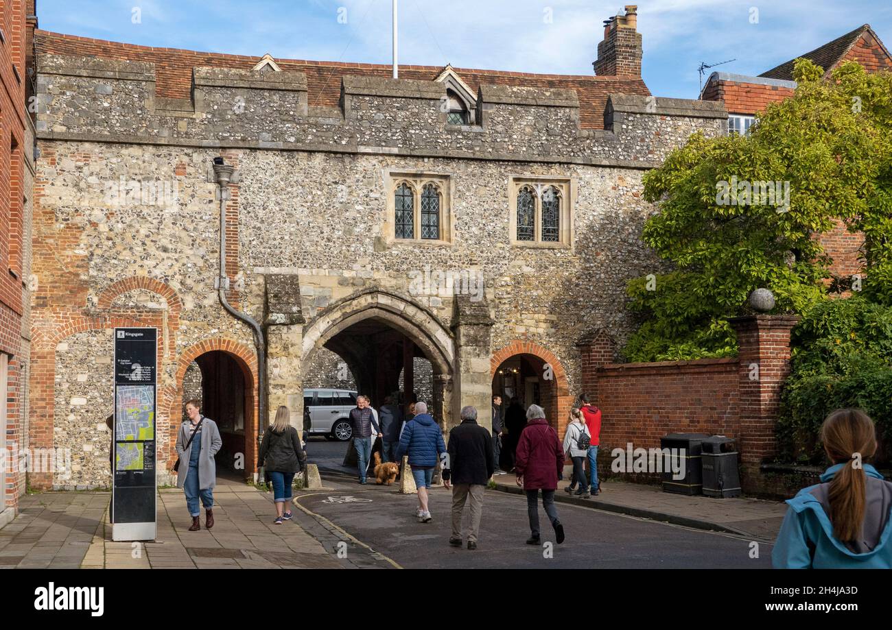 Winchester, Hampshire, Angleterre, Royaume-Uni.2021. Kingsgate du côté ouest, l'une des deux portes médiévales restantes de la ville de Winchester. Banque D'Images