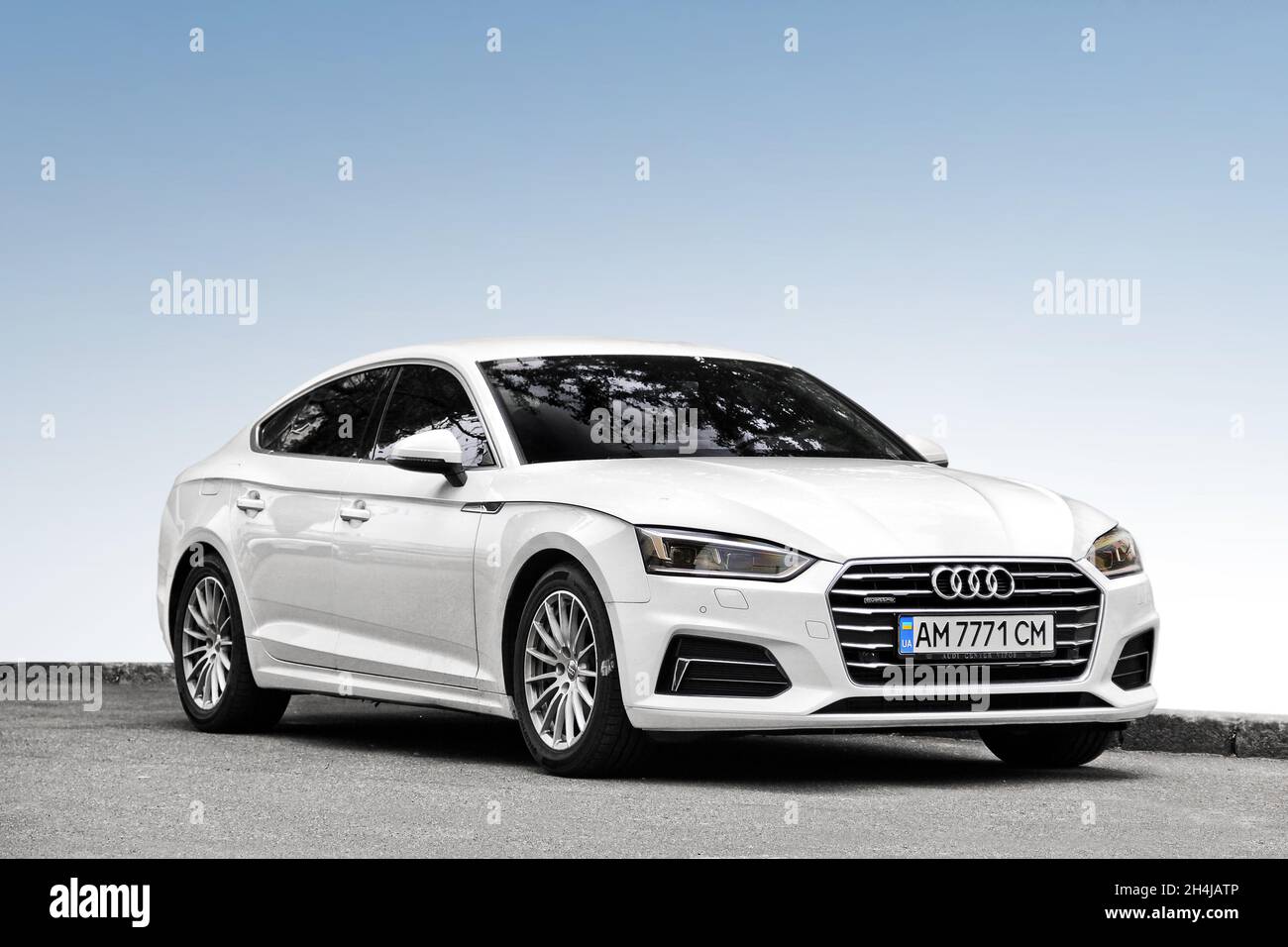 Kiev, Ukraine - 3 mai 2019: Audi A5 blanc contre un ciel clair Banque D'Images
