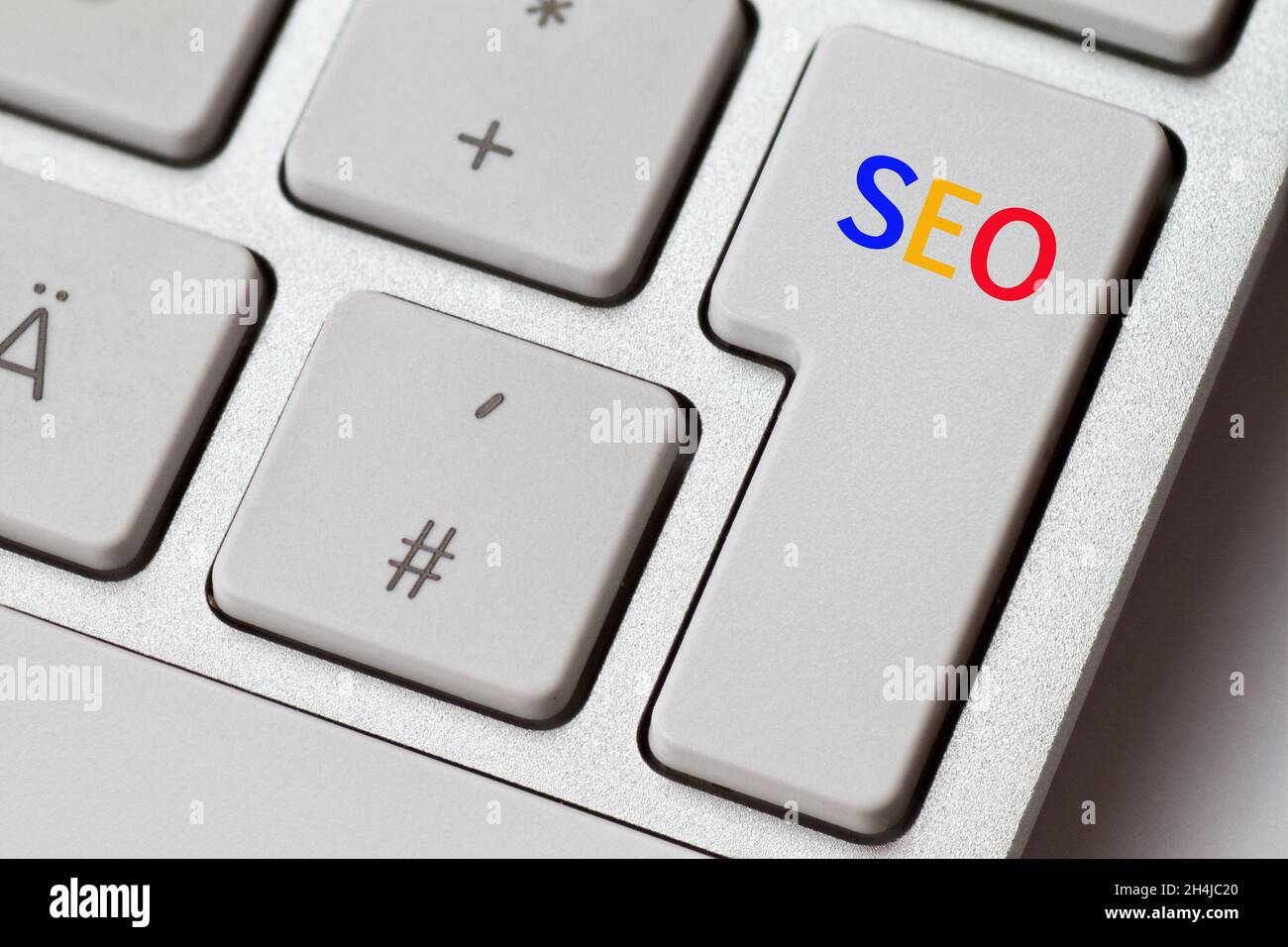 SEO coloré comme abréviation sur un clavier en aluminium brillant Banque D'Images