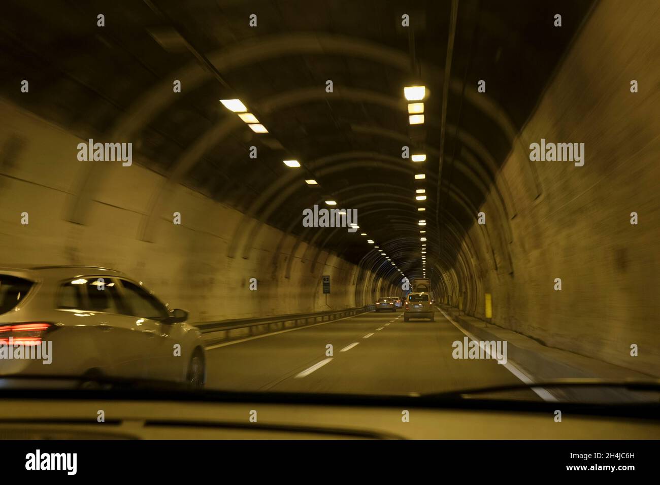Tunnel souterrain dans la ville avec voitures en voiture.Infrastructure de la ville. Tunnel dans l'autoroute Banque D'Images