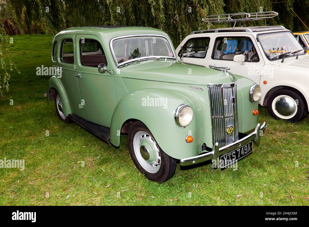Vue de trois quarts avant d'un Vert, 1953, Ford Préfet, exposé au Sandwich Festival Classic car Show 2021 Banque D'Images