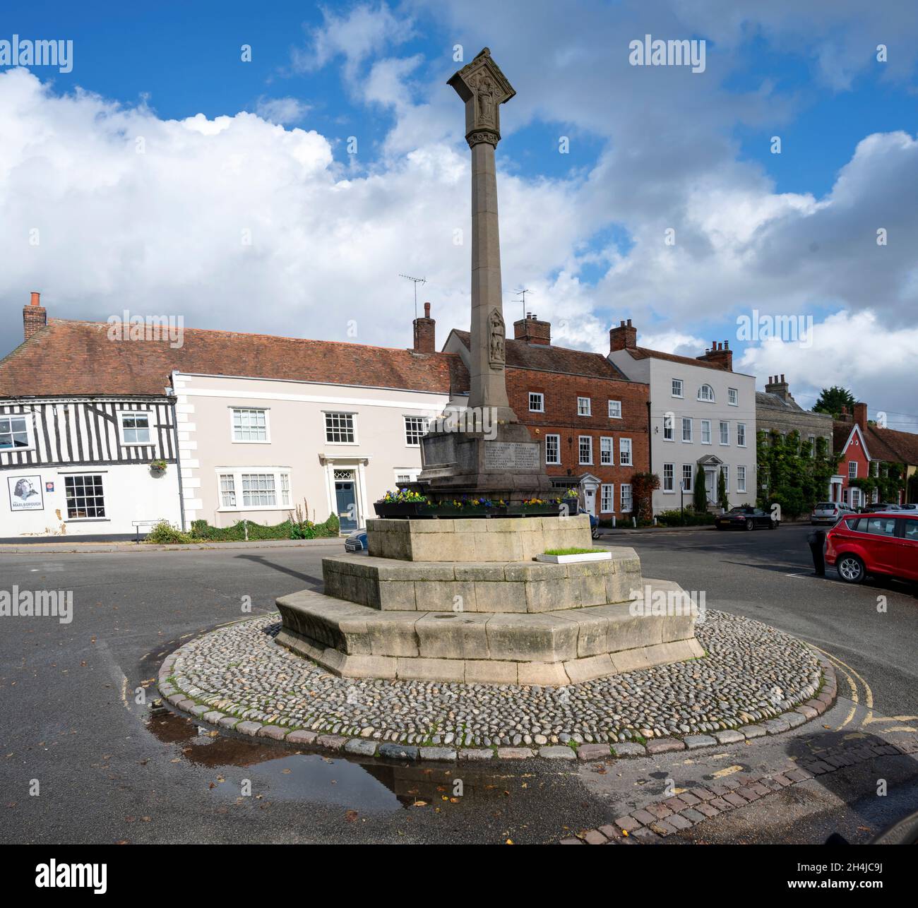 Cette image de scène de rue est du mémorial de guerre du village dans le village de Dedham dans le comté de Suffolk Banque D'Images