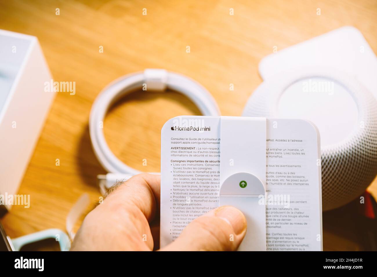 Lecture des instructions du HomePod mini Banque D'Images
