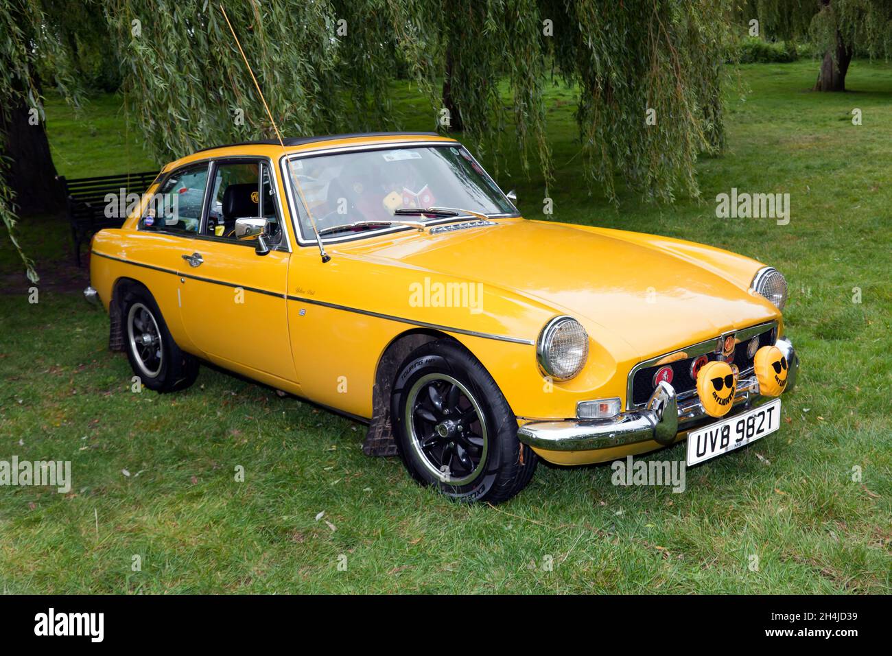 Vue de trois quarts avant d'un MGB GT jaune, 1979, exposé au Sandwich Festival Classic car Show 2021 Banque D'Images