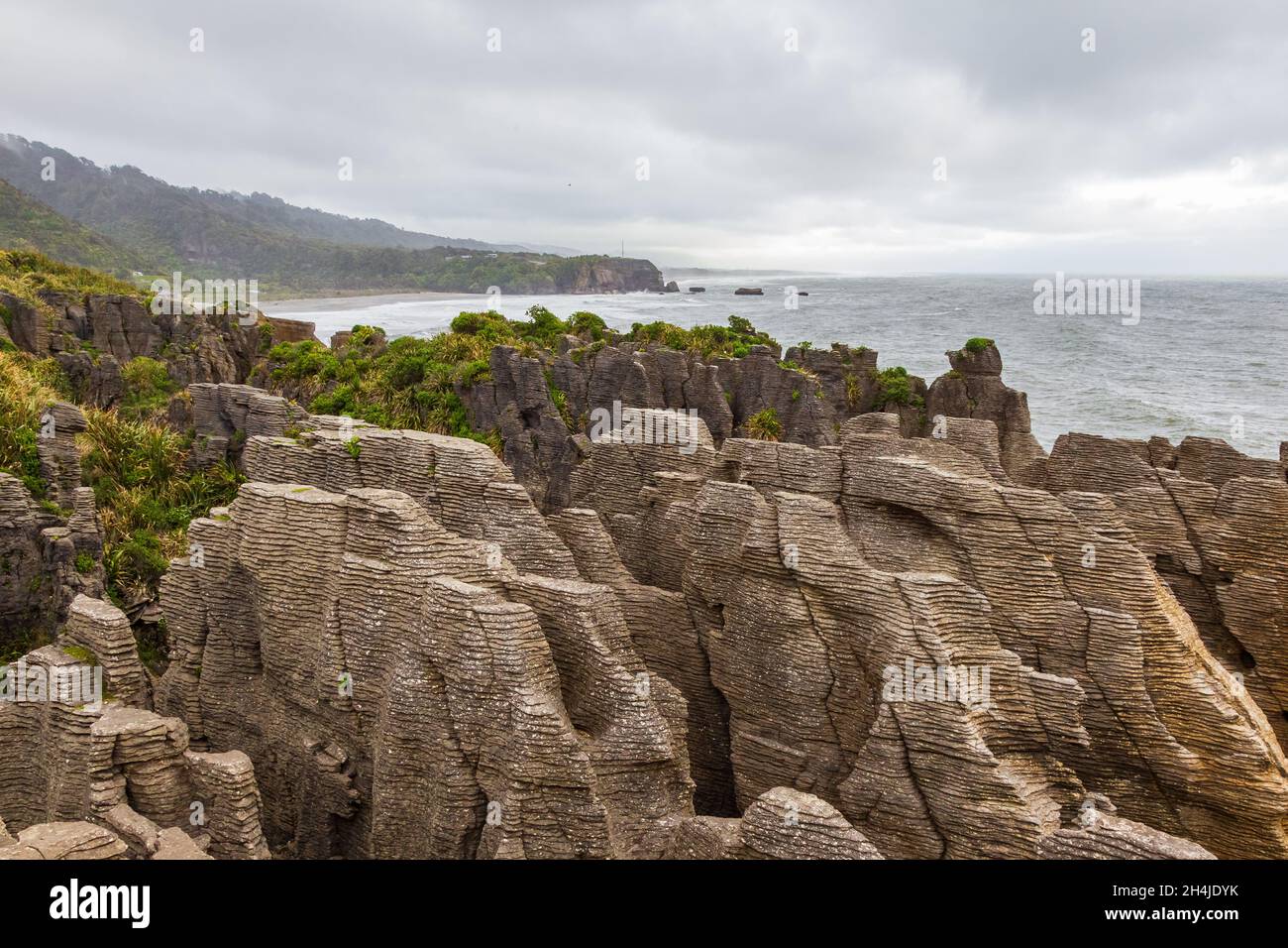 Des tas de crêpes en pierre sur le rivage.Parc national de Paparoa.Île du Sud, Nouvelle-Zélande Banque D'Images