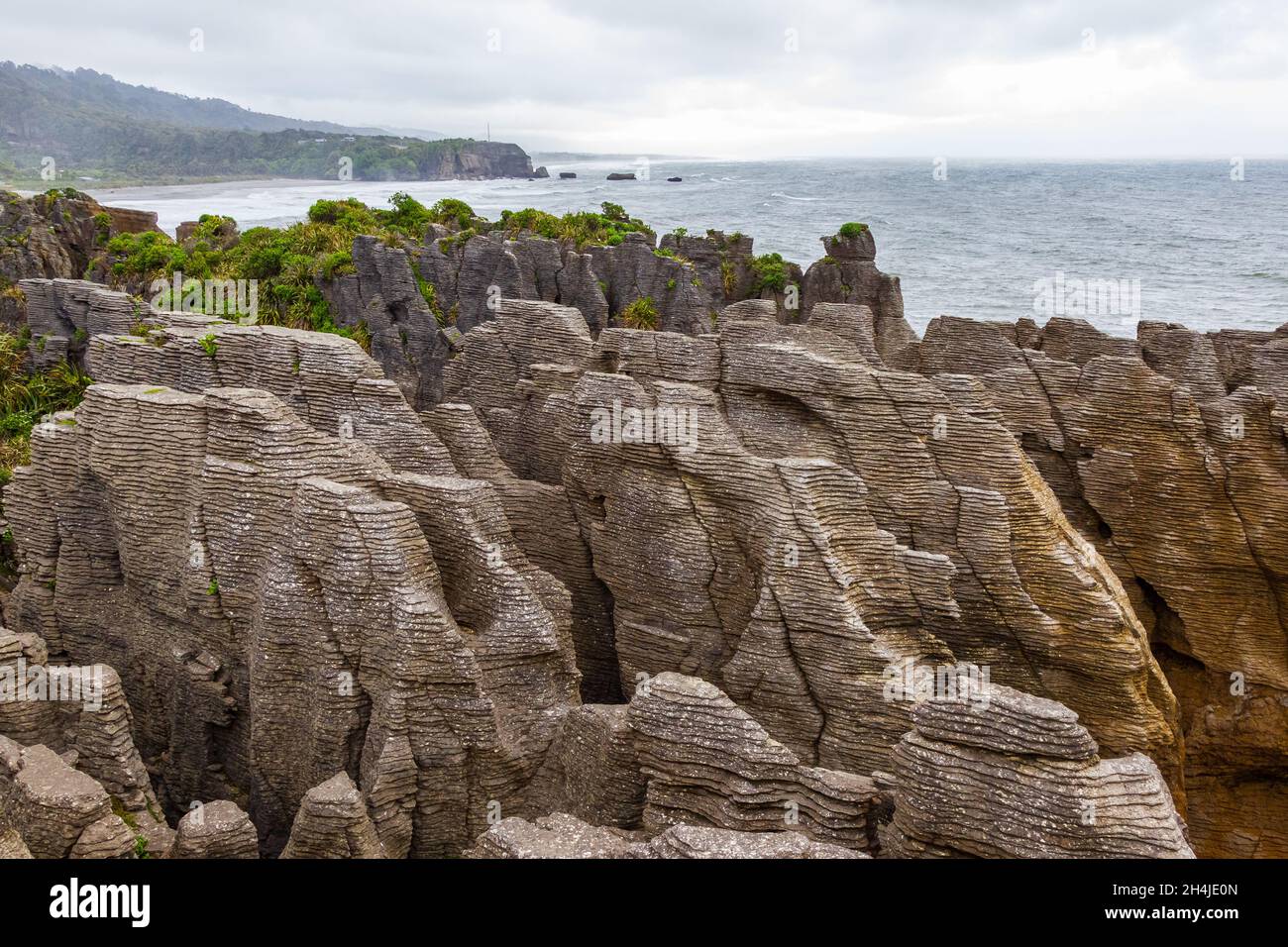 Des tas de crêpes en pierre sur le rivage.Île du Sud, Nouvelle-Zélande Banque D'Images