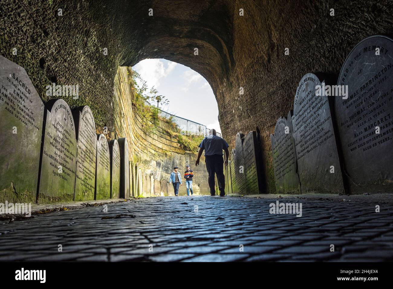Pierres tombales du tunnel d'entrée du cimetière St James's, Liverpool.UK.ce cimetière fin dans le centre-ville est le mieux commencé avec une promenade rapide à travers Banque D'Images