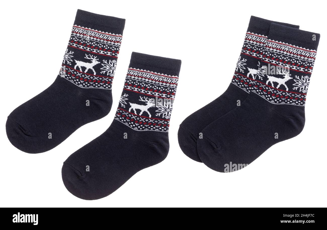 Paire de chaussettes nordiques bleues avec décoration géométrique cerf et flocon de neige isolée sur fond blanc Banque D'Images