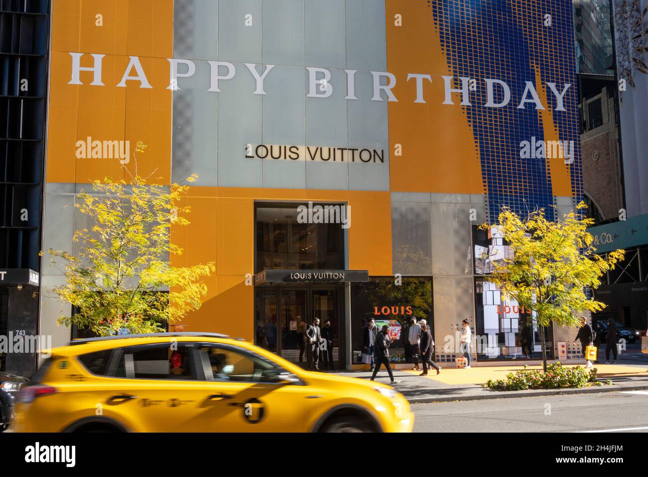 Facade Du Magasin Louis Vuitton Avec Decorations D Anniversaire New York Etats Unis 21 Photo Stock Alamy