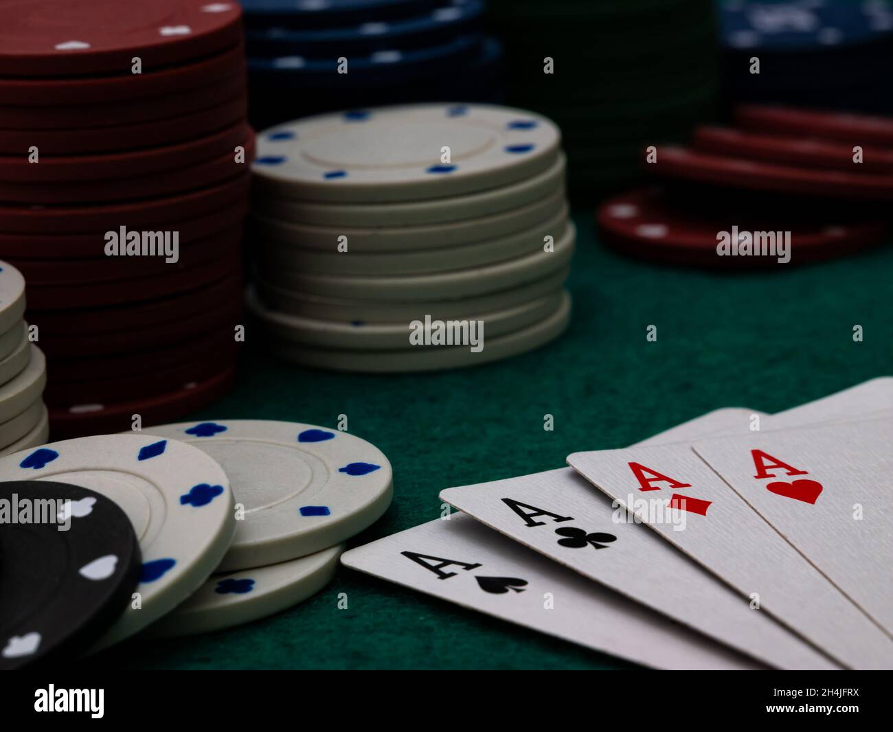 table de jeu de poker, quatre as avec jetons de jeu sur la table verte Banque D'Images
