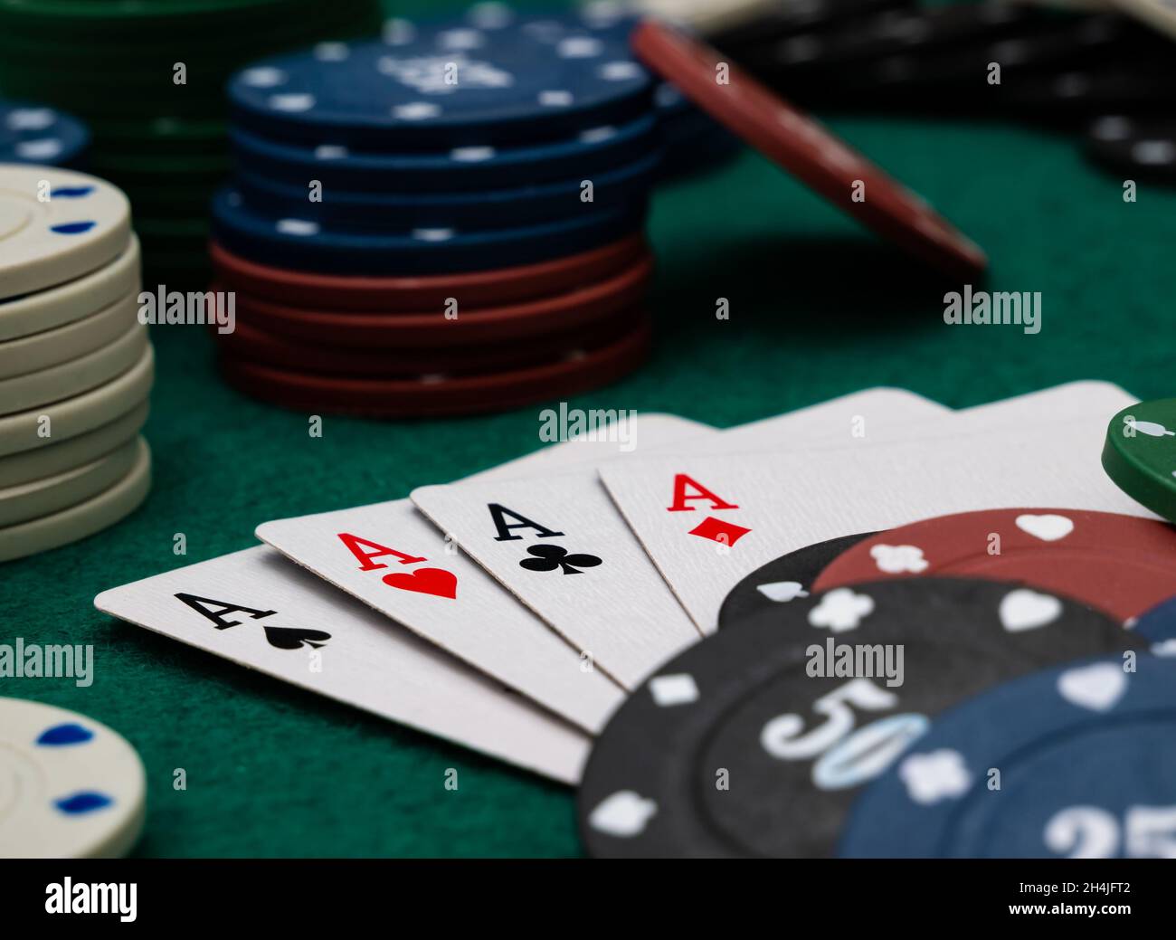 table de jeu de poker, quatre as avec pile de jetons de jeu sur la table verte Banque D'Images