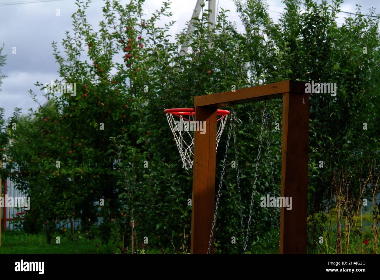 panier de basket-ball fait maison dans le village, en été Photo Stock -  Alamy