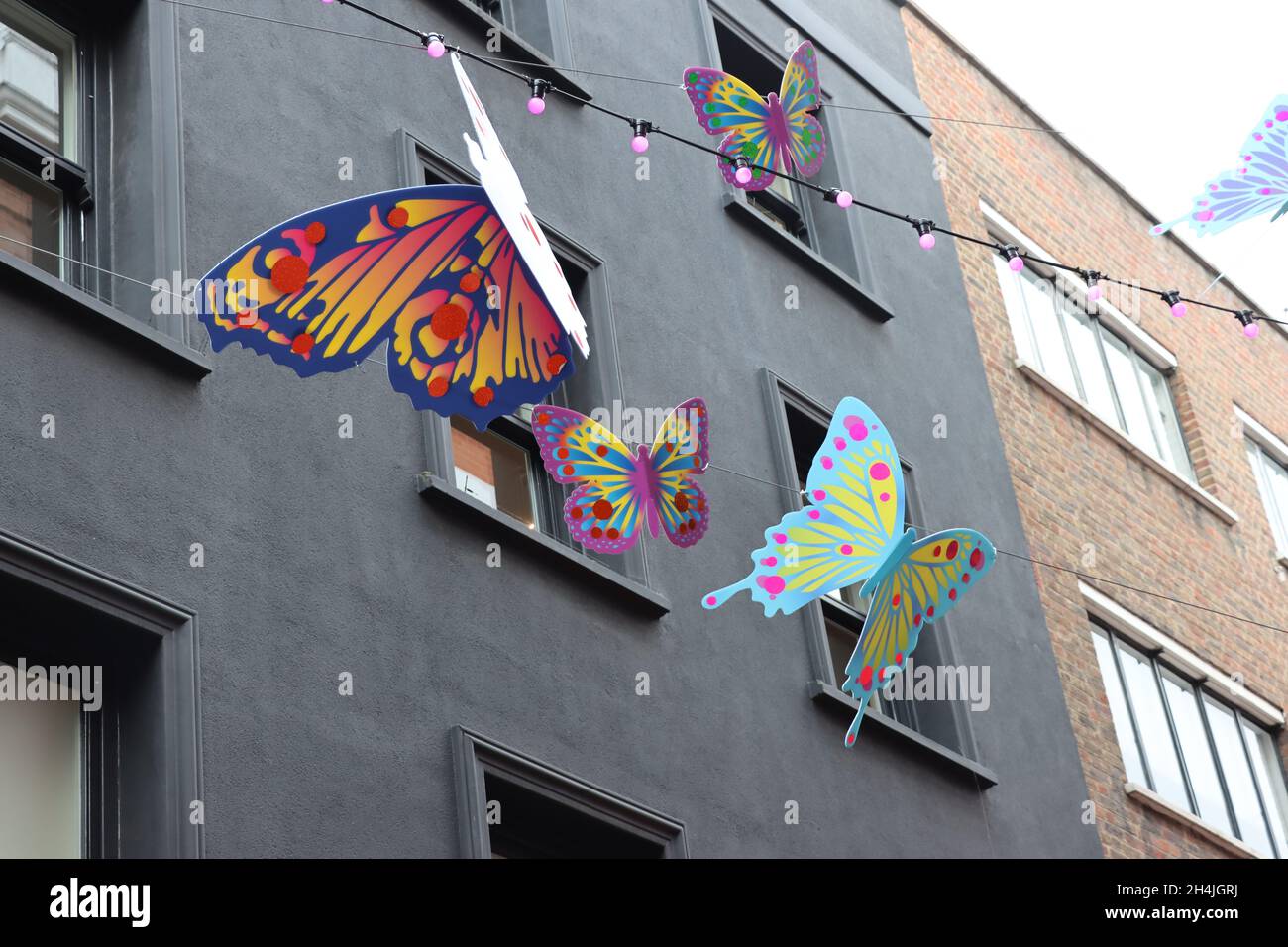 Décorations de la rue Carnaby.La rue emblématique célèbre les nombreuses couleurs de Londres. Banque D'Images