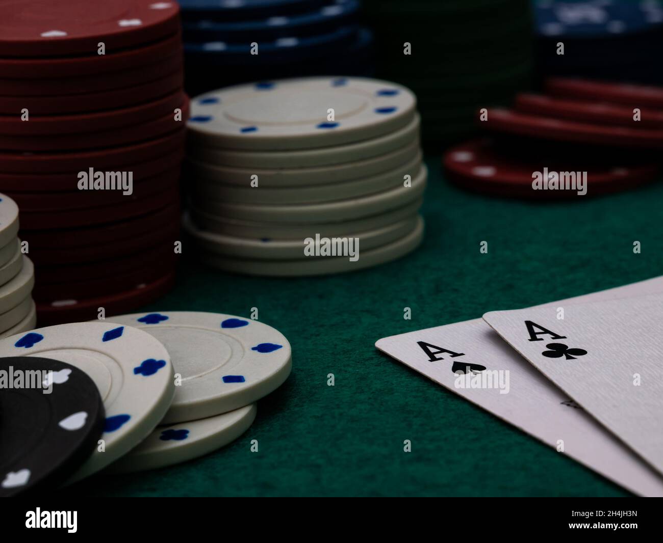 table de jeu de poker, deux as avec pile de jetons sur la table verte Banque D'Images