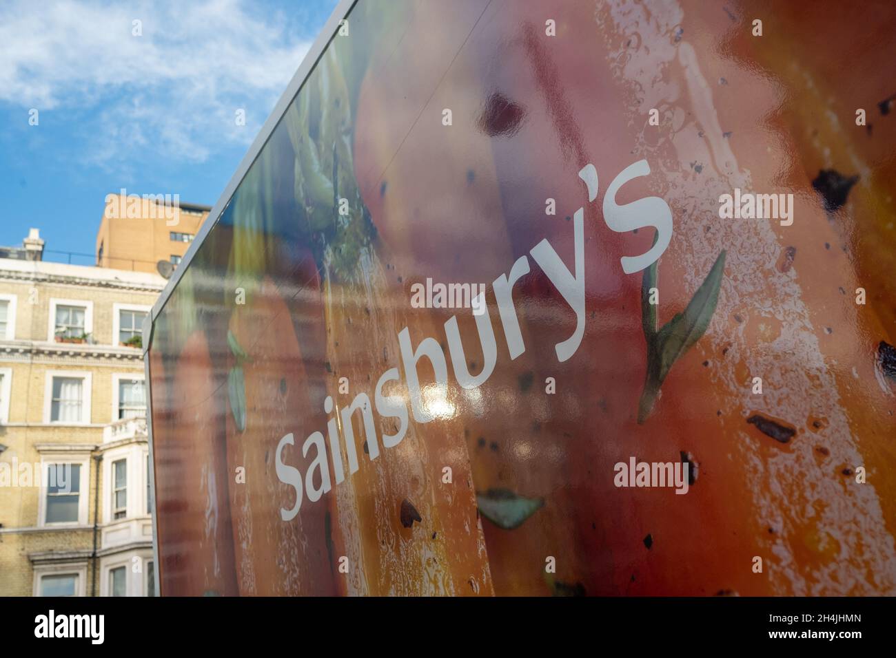 Londres - novembre 2021 : logo Sainsburys sur le côté du camion de livraison.Un grand supermarché britannique. Banque D'Images