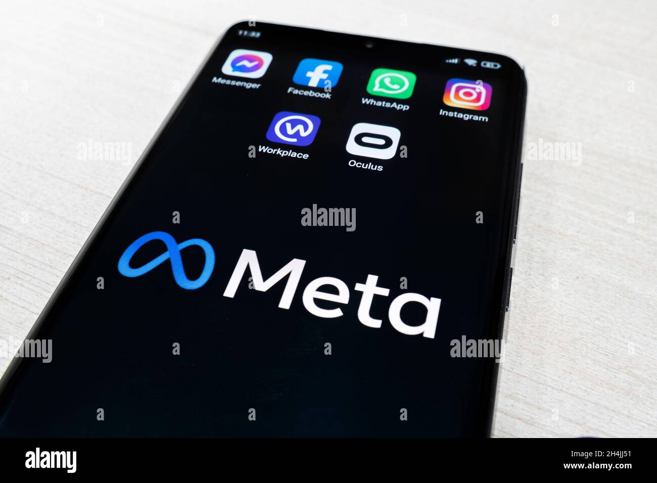 Diverses icônes des entreprises appartenant au métaverse Facebook sur l'écran noir du smartphone.Concept pour Metaverse.3 novembre 2021.Bar Banque D'Images